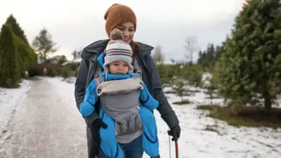 Mujer con su hijo en invierno canadiense
