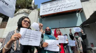 حکومت طالبان به زنان کارمند دولت در کابل گفت که در خانه بمانند