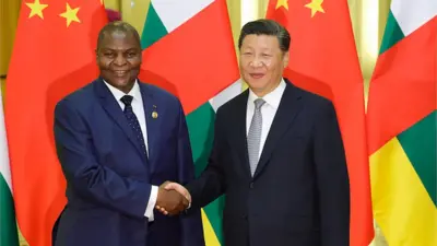 Le président chinois Xi Jinping (à droite) serre la main du président de la République centrafricaine, Faustin-Archange Touadera.