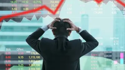 Un homme, les mains sur la tête, observe le cours des actions à la bourse