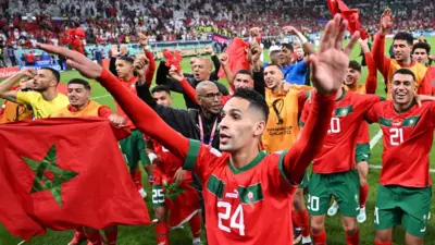 Les joueurs marocains célèbrent leur victoire sur le Portugal en quart de finale de la Coupe du monde 2022 au Qatar.