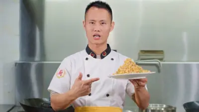 这部十多分钟的影片发布于周一（11月27日）。影片中，王刚向观众们展示了如何制作一碗蛋炒饭。