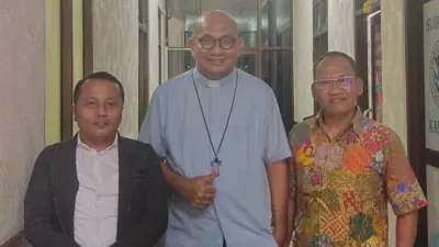 Romo Paschalis (tengah) bersama kuasa hukum memenuhi panggilan Polda Kepri, Senin (06/03)