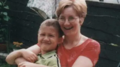 Luke Davies y su madre