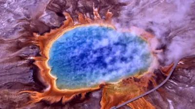 อาร์เคียเติบโตอยู่โดยรอบบ่อน้ำพุร้อน Grand Prismatic Spring ที่อุทยานแห่งชาติเยลโลว์สโตนของสหรัฐฯ