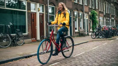 Hollanda Utrecht'te bisikletli kadın