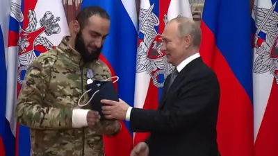 بوتين يكرم أحد مقاتلي فاغنر