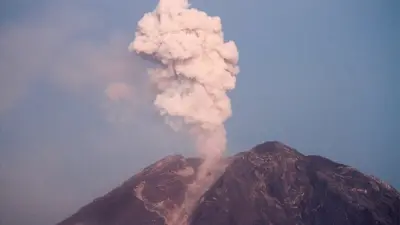 Gunung Semeru mengeluarkan material vulkanis yang terpantau dari Desa Sumberwuluh, Lumajang, Jawa Timur, Senin (5/12/2022).