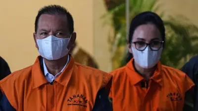 Bupati Kapuas, Kalimantan Tengah Ben Brahim S Bahat (tengah) dan istri yang juga anggota DPR Fraksi NasDem Ary Egahni (kedua kanan) berjalan menuju ruangan konferensi pers di Gedung Merah Putih KPK, Jakarta, Selasa (28/03).