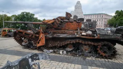 Сожженный российский танк в Киеве