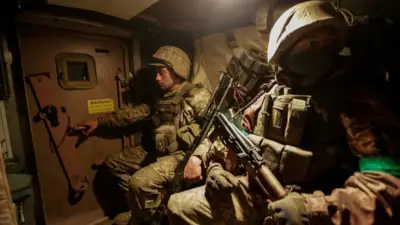 جنود أوكرانيون في مركبة مضادة للألغام.