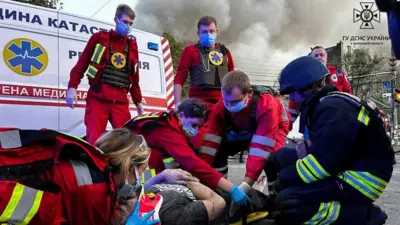 Рятувальники ліквідовують наслідки атаки в Черкасах
