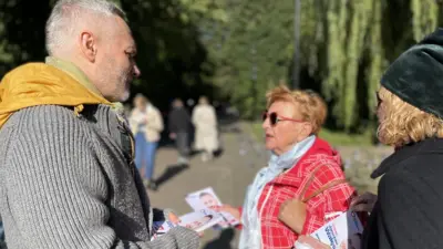 Jaroslaw Walesa speaks to voters