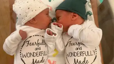 Los gemelos recién nacidos Lydia Ann y Timothy Ronald Ridgeway.