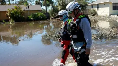 عناصر الإنقاذ في مقاطعة لي بولاية فلوريدا في 30 سبتمبر/أيلول