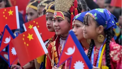 नेपाल र चीनका झण्डा