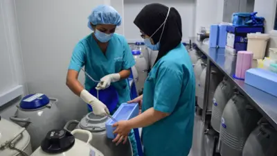 Petugas di pusat fertilitas Kuala Lumpur menunjukkan prosedur pembekuan sel telur.