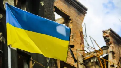 علم أوكرانيا وسط الدمار
