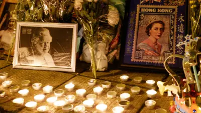 英國駐香港總領事館外悼念人士擺放的女王伊麗莎白二世遺像（19/9/2022）