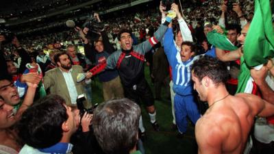 جشن صعود بازیکنان تیم ملی ایران به جام جهانی 1998 فرانسه در ملبورن استرالیا