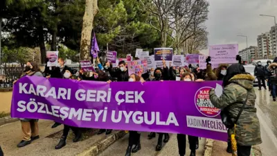 Türkiye'nin bir çok il ve ilçesinde İstanbul Sözleşmesi'nden çekilme kararı eylemlerle protesto edildi