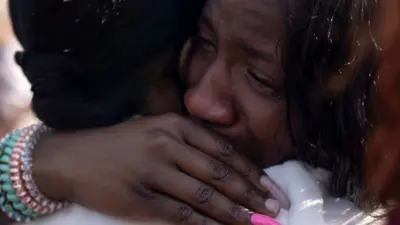 Mujeres llorando en una vigilia tras el tiroteo en Buffalo.