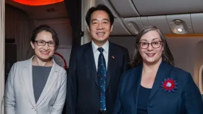 赖清德（中）抵达纽约，在机场和台湾驻美代表萧美琴（左）以及美国在台协会主席蓝莺（Ingrid Larson, 右）合影。