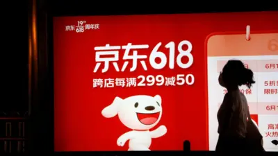 2022年6月17日晚，京东“618”电商节的广告出现在中国北京的一个公交车站。
