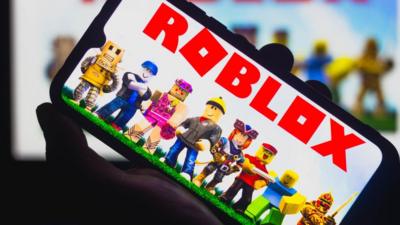 Roblox Should There Be Age Limits On Games Cbbc Newsround - how to put text im a roblox game
