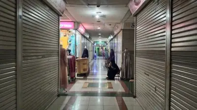 Lantai 3a Pasar Tanah Abang hampir jarang dilalui pembeli karena sebagian besar toko tutup.