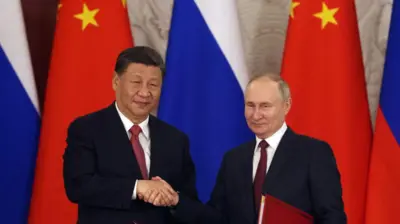 Presiden China Xi Jinping dan Presiden Rusia Vladimir Putin berjabat tangan saat upacara penandatanganan di Istana Grand Kremlin, pada 21 Maret 2023