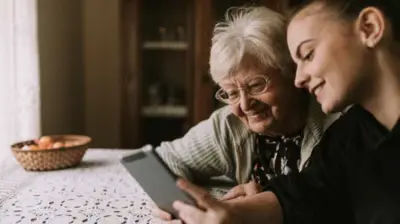 Akıllı telefon kullanan yaşlı kadın