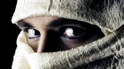 Un hombre disfrazado como un asesino del siglo XI