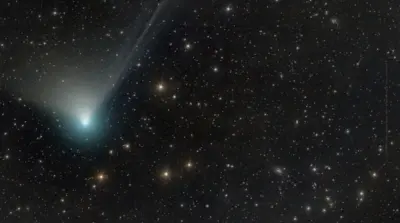 Foto komet hijau yang diambil dari kabin dekat Taman Nasional Yosemite di California