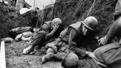 Війська США ховаються в траншеї під час війни у В'єтнамі