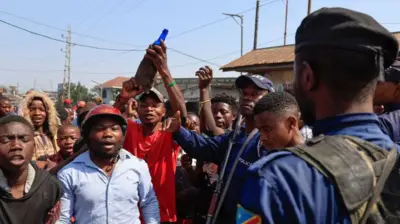 Des policiers congolais tentent de contrôler une foule d'habitants de Goma