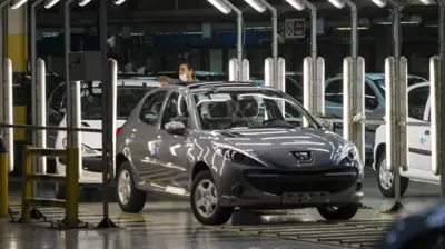 خودروی پژو ۲۰۷ در خط تولید کارخانه ایران‌خودرو در غرب تهران