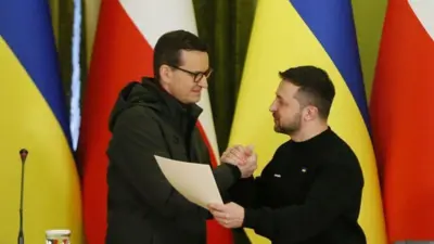O primeiro-ministro polaco e o presidente da Ucrânia se cumprimentam, em fevereiro