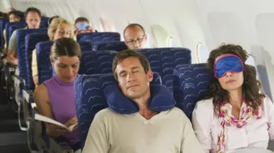 Personas durmiendo en un avión