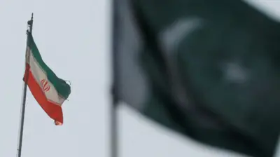 پرچم ایران بر فراز کنسولگری این کشور در کراچی پاکستان