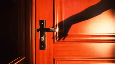 Porta com sombra de mão na maçaneta