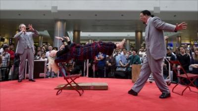Penn & Teller perform a levitation illusion