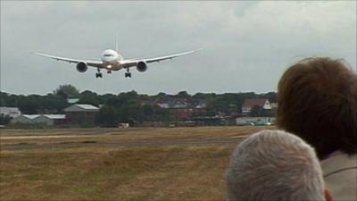 787 Dreamliner landing