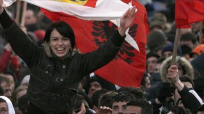 A Kosovar Albanian woman celebrate Kosovo's declaration of independence, in Pristina (17 February 2008)