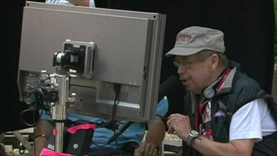 Vaclav Havel viewing a monitor