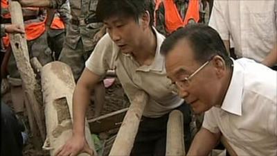 Chinese Premier Wen Jiabao visits a rescue site