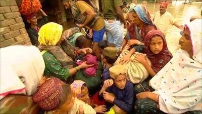 People crammed into rescue boat