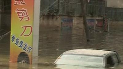 Flooding causes car to submerge in Gansu Province, China