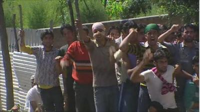 Campaigners in Kashmir jeer at police