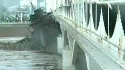 Ship is dragged under bridge